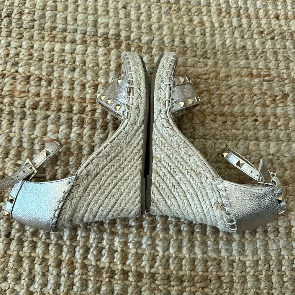 MARC FISHER PLATFORM ROSE GOLD STUDDED WEDGE ESPADRILLES SIZE 7